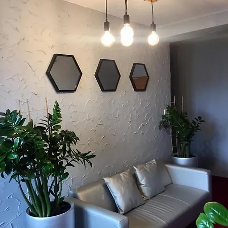 Platinum לינה וארוחת בוקר 2*